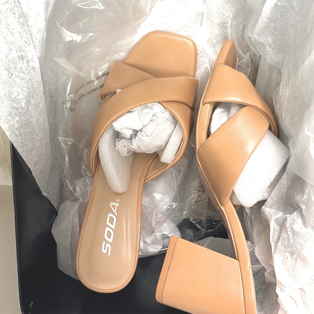 Twiggy Criss-Cross Sandals , Stacked Heel, Brand New in Box, Size 6.5, Tan - Picture 9 of 12
